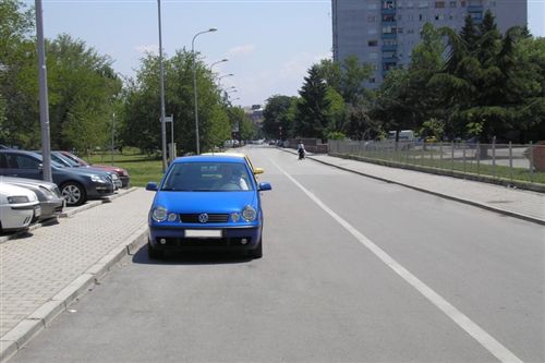 Shoferi nuk guxon të ndalet apo parkohet me automjetin, nëse gjerësia e kalimit të lirë prej automjetit deri te vija e plotë e rrugës është: