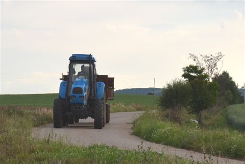 Në mjetin bashkëngjitës që e tërheq traktori, mund të transportohen: