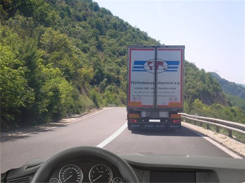 Në këtë pjesë të rrugës për komunikacion të automjeteve në dy kahet (si në fotografi) parakalimi: