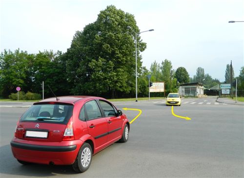 Shoferët e automjeteve, që vijnë nga kahjet e kundërta dhe kthejnë në të majtë (si në fotografi), përballkalimin do ta kryejnë: