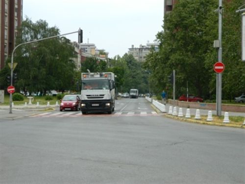 Возилата прикажани на сликата се движат: