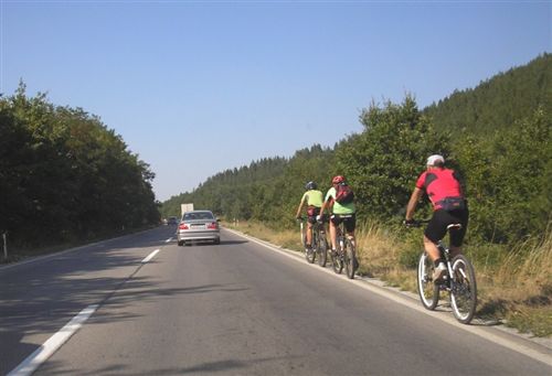 На јавен пат надвор од населено место (како на сликата) велосипедистите се движат: