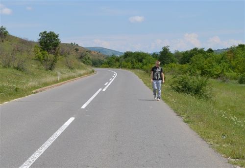 Пешакот кој се движи по коловоз на јавен надвор од населено место, должен е да се движи: