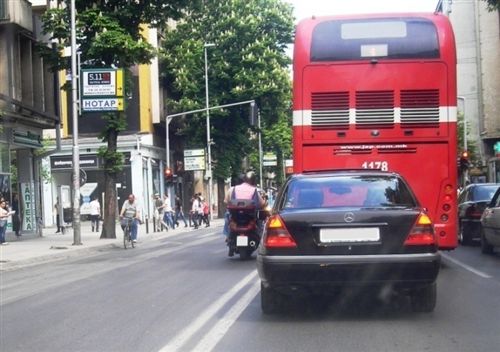 Возачот на мотоциклот (како на сликата), врши обиколување на возилата: