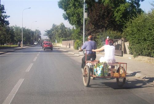 Në komunikacion në rrugë, në rimorkio që e tërheq biçikleta me motor (si në fotografinë):