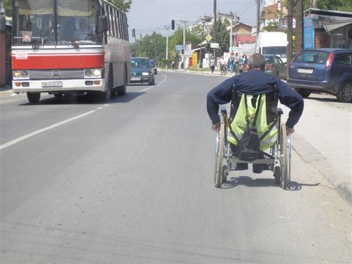 Personi që lëvizë me ndihmën e karrocës lëvizëse për njerëz të paaftë (si në fotografi), duhet të lëvizë: