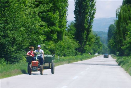 Në mjetin bashkëngjitës që e tërheq motokultivatori (si në fotografi), mund të barten: