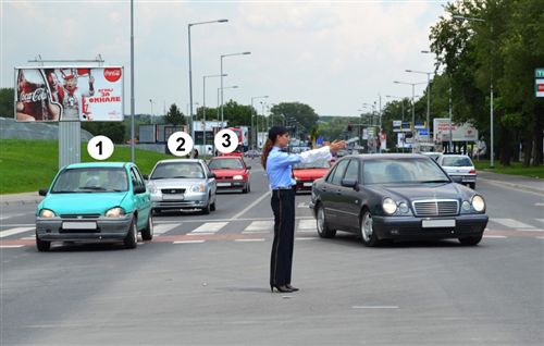 Sipas shenjës që e jep polici zyrtar i uniformuar (si në fotografinë), automjetet e shënuara me numrat 1, 2 dhe 3: