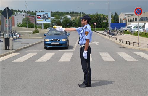 Sipas shenjës që e jep polici zyrtar i uniformuar (si në fotografinë), shoferi i automjetit: