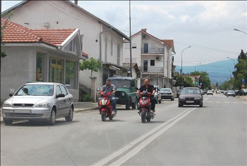 Shoferët e mopedëve të treguar në fotografi, në këtë pjesë të rrugës qarkullojnë: