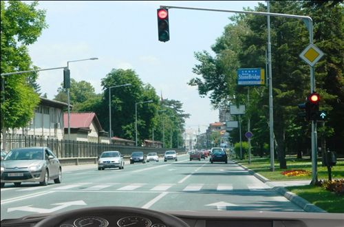 Кога со возилото се движите во насока право и се приближувате кон крстосница каде сообраќајот е регулиран со светлосни сообраќајни знаци, како на сликата: