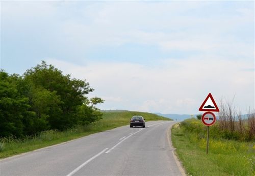 Sipas shenjave të vendosura të komunikacionit në këtë pjesë të rrugës (si në fotografi) shoferët hasin në: