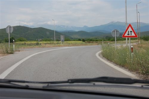 Shenja e komunikacionit e treguar në fotografi i paralajmëron pjesëmarrësit në komunikacion se hasin në: