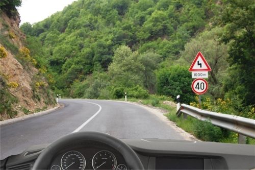 Сообраќајниот знак за опасност прикажан на сликата во комбинација со дополнителната табла, означува: