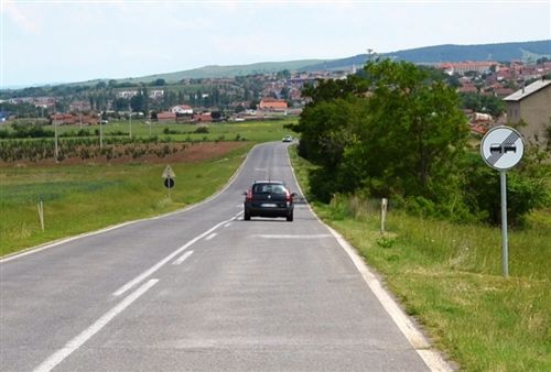 Shenja e komunikacionit (si në fotografi) në këtë pjesë të rrugës tregon: