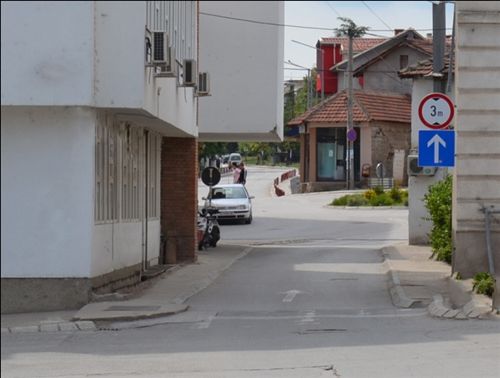 Sipas shenjës së komuniakcionit të vendosur në anën e djathtë të rrugës (si në fotografi), kyçeni: