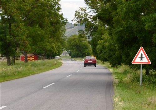 Sipas shenjës së komunikacionit të vendosur (si në fotografi) vetura lëviz: