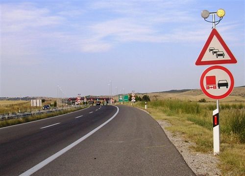 Sipas shnejave të komunikacionit të vendosura (si në fotografi) shoferi i automjetit has në një pjesë të autostradës, në të cilën: