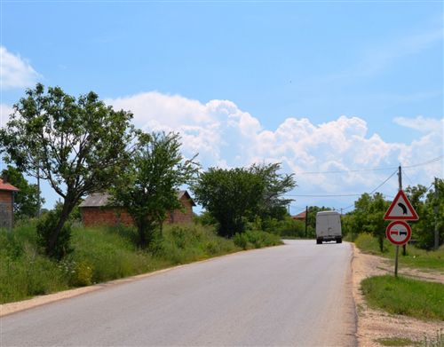 На овој дел од патот, забраната за престигнување на сите возила на моторен погон, за возачите започнува да се применува: