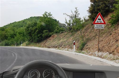 Shenja e komunikacionit e treguar në fotografi, bën pjesë në grupin e shenjave: