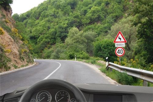 Сообраќајниот знак за изрични наредби прикажан на сликата, им дава до знаење на учесниците во сообраќајот за: