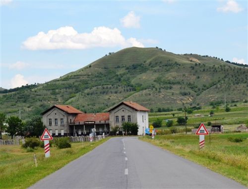 Сообраќајниот знак прикажан на сликата со три црвени коси линии, се поставува: