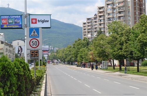 Ограничување на брзината на движење за возилата на овој дел од патот во населено место, изнесува: