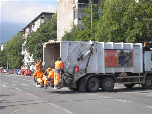 Në pjesët e jashtme të automjetit motorik (të treguar në fotografi) mund të barten vetëm persona: