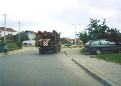 Shoferi i automjetit transportues të mallrave (të treguar në fotografinë), ku pika më e nxjerrur e ngarkesës, e cila e tejkalon më tepër se një metër nga pika më e largët e pjesës së prapme të automjetit: