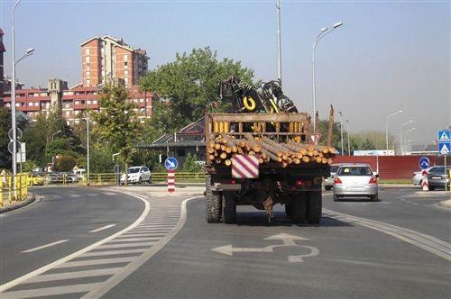 Најиздадената точка на товарот, кој се превезува со товарно моторно возило (како на сликата), доколку ја поминува за повеќе од еден метар најоддалечената точка на задната страна на возилото, се означува со табла со димензии: