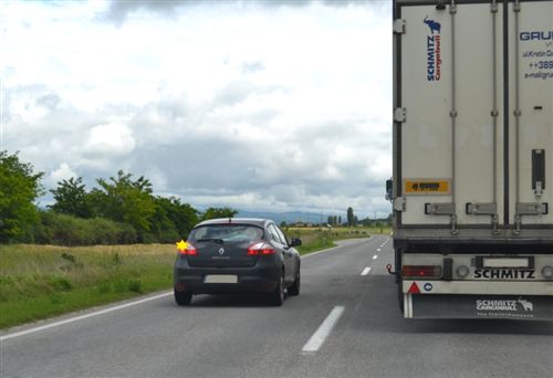 Shoferi i automjetit motorik ngarkues, të cilit i është dhënë shenjë për parakalim nga vetura (si në fotografi), është i obliguar: