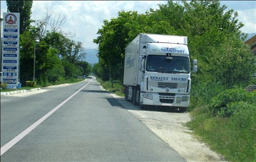 На јавен пат наменет за сообраќај во двете насоки (како на сликата), возачот на товарното моторно возило: