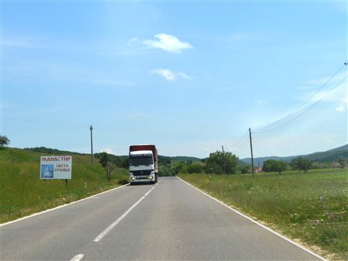 Shpejtësia e lëvizjes së automjetit transportues të mallrave, ku masa më e madhe e lejuar e të cilit është më e madhe se 7.5000 kg (e treguar në fotografi), kur qarkullon në rrugë publike, kufizohet në: