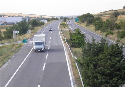 Shpejtësia e lëvizjes së automjetit transportues të mallrave, ku masa më e madhe e lejuar e të cilit nuk është më e madhe se 7.5000 kg (e treguar në fotografi), kur qarkullon në autostradë, kufizohet në: