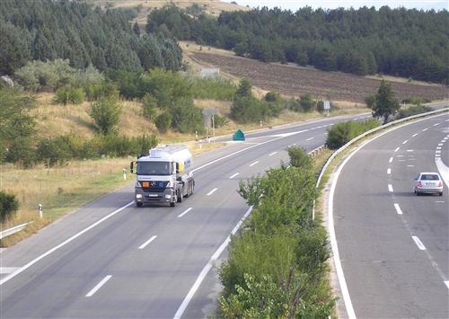 Shoferi i automjetit motorik me të cilin barten materje të rrezikshme, kur qarkullon në autostradë si në fotografinë, nuk guxon të lëvizë me shpejtësi: