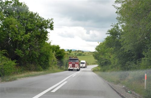 Automjetet transportuese të mallrave (të treguara në fotografinë), të cilat lëvizin në rrugë publike jashtë vendbanimit, që ka vetëm nga një korsi komunikacioni në një kahe dhe nëse në atë pjesë të rrugës është i ndaluar parakalimi: