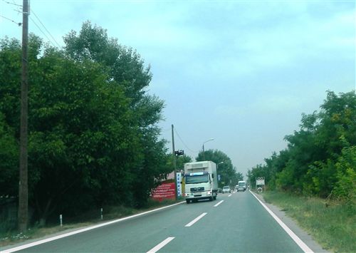 Shpejtësia e lëvizjes së automjetit transportues të mallrave, ku masa më e madhe e lejuar e të cilit nuk është më e madhe se 7.5000 kg (e treguar në fotografi), kur qarkullon në rrugë publike, kufizohet në: