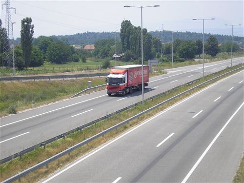 Shpejtësia e lëvizjes së automjetit transportues të mallrave, ku masa më e madhe e lejuar e të cilit është më e madhe se 7.5000 kg (e treguar në fotografi), kur qarkullon në autostradë, kufizohet në: