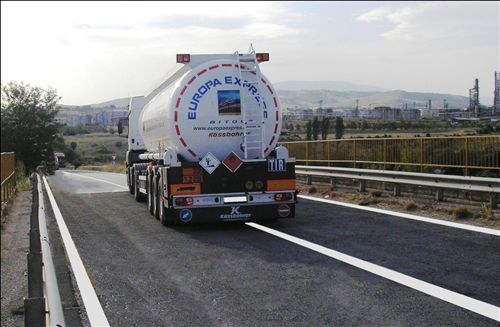 Për automjetet motorike, që transportojnë materie helmuese kur lëvizin në rrugë publike, shpejtësia e lëvizjes së tyre zvogëlohet në 80% nga shpejtësia më e madhe e lejuar e përcaktuar sipas llojit të rrugës, gjegjësisht sipas shpejtësisë së përcaktuar me shenjën e komunikacionit, por jo më shumë se: