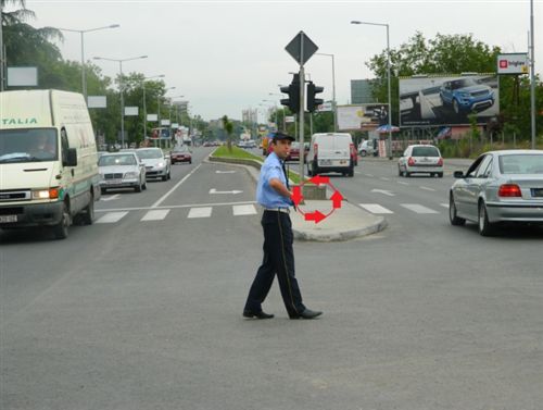 Shenjën që e jep polici zyrtar i uniformuar me lëvizje rrethore të dorës në bërryl, nga e djathta në të majtë, si në fotografinë do të thotë: