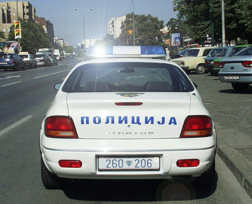 Automjeti i policisë (si në fotografinë) me të ndezur të dy dritave të kaltra rrotulluese, që siguron kalimin e një automjeti apo kolonë automjetesh, bën pjesë në grupin e:
