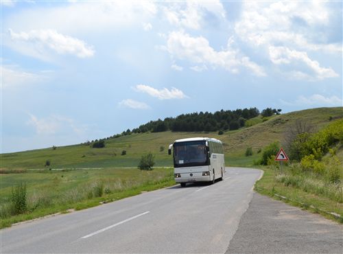 Брзината на движење на автобус, кога се движи на јавен пат (како на сликата) се ограничува на: