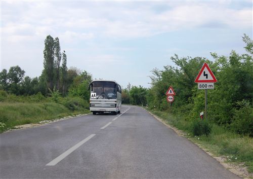 Shpejtësia e lëvizjes së autobusit me të cilin bëhet bartja e organizuar e fëmijëve, kur qarkullon në rrugë publike (si në fotografi) kufizohet në: