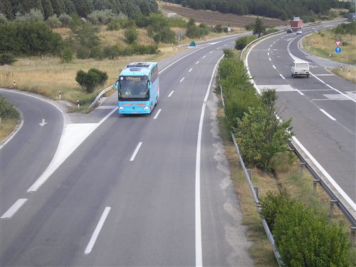 Брзината на движење на автобус, кога се движи на автопат (како на сликата) се ограничува на: