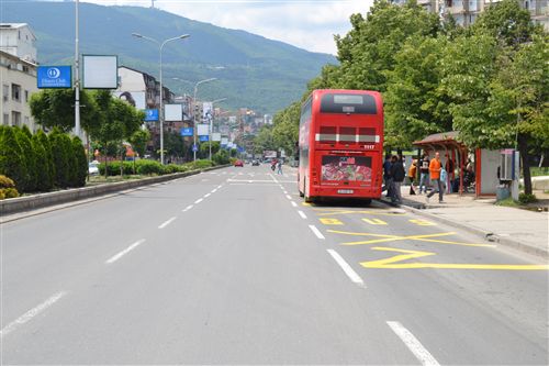 Влегувањето и излегувањето на патниците во возило на јавен градски превоз (како на сликата) во линискиот сообраќај, може да се врши: