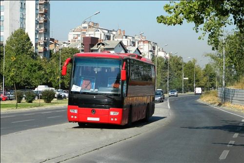 Sipas situatës së treguar në fotografi , shoferi e ka parkuar autobusin: