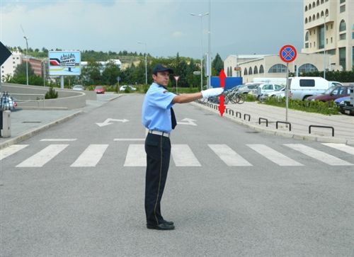 Shenjën që e jep polici zyrtar i uniformuar me shuplakë të hapur lartë-poshtë, për shoferët (si në fotografinë), do të thotë: