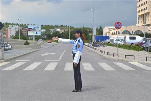 Krahu i shtrirë horizontalisht i policit zyrtar të uniformuar (si në fotografinë), tregon: