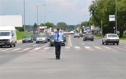 Sipas pozitës së trupit dhe duarve të policit zyrtarë të uniformuar, (si në fotografinë), ndalohet kalimi për: