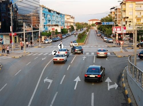 Automjetet e shënuara me numrat 2 dhe 3 (si në fotografi) në udhëkryq mund të vazhdojnë me lëvizjen: